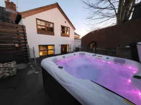3 Bed Luxury Cottage With Private Hot Tub